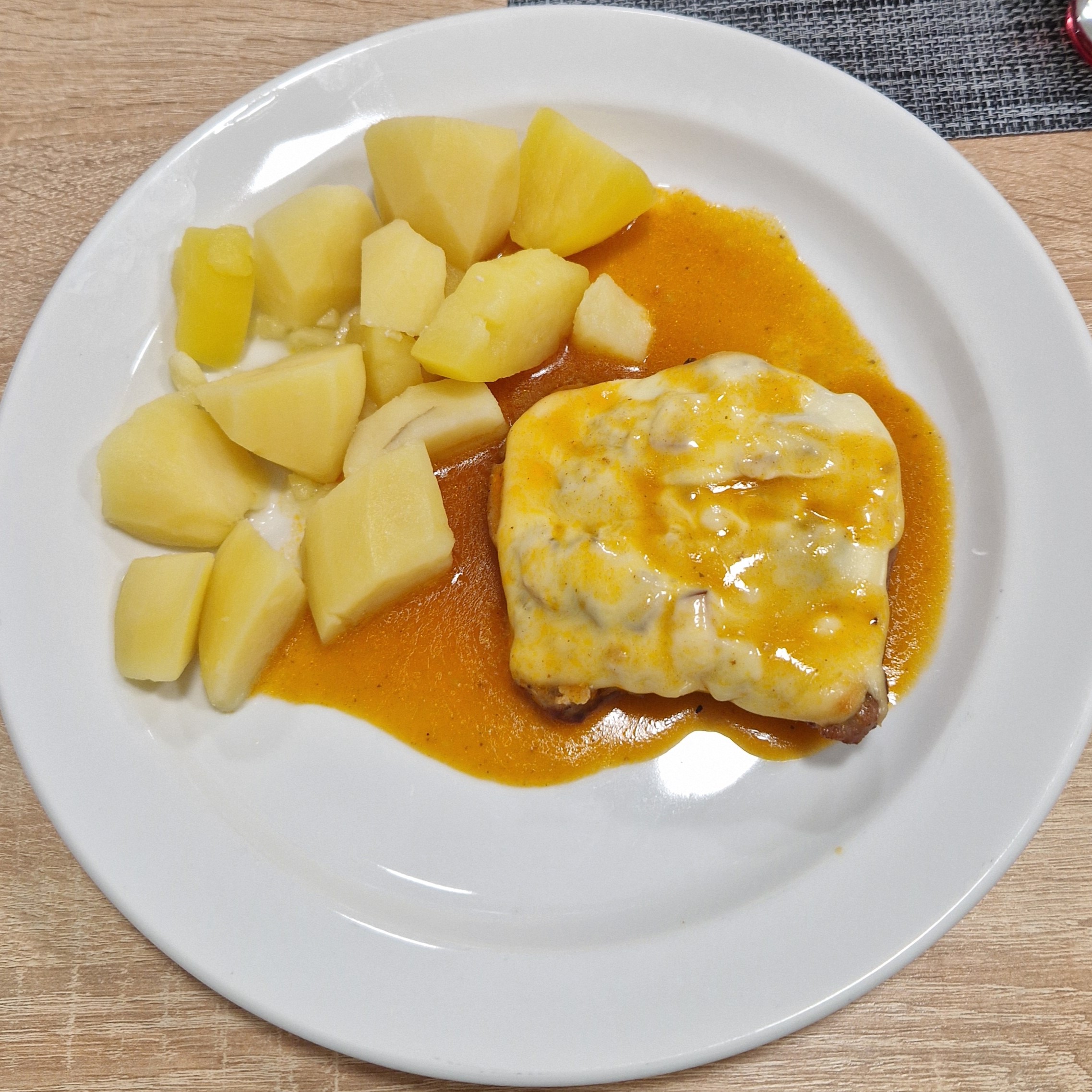 Kotleta zapečená s hříbky a uzeným sýrem